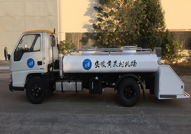 Camion de service d'eau