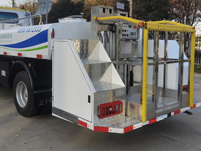 Робоча платформа для підйому вантажівки для обслуговування питної води