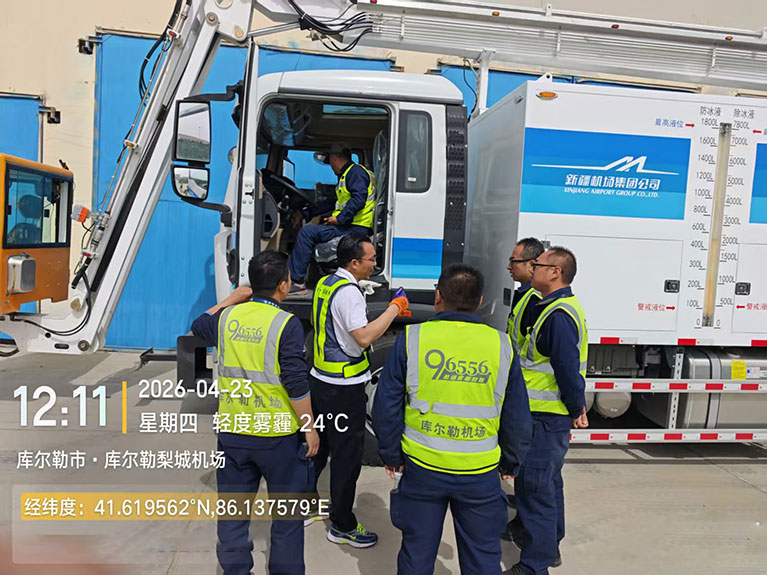Airport deicing vehicle Airport deicing vehicle