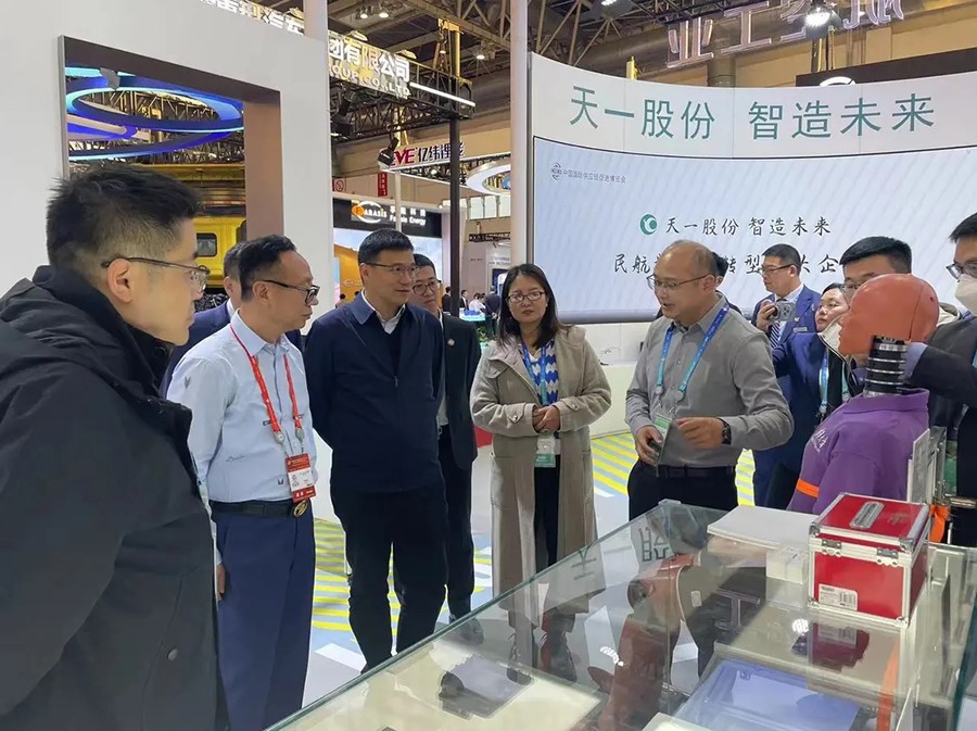 Ma Zhigang, Deputy Director of the Airport Department of the Civil Aviation Administration of China, visited the booth to observe the development of smart civil aviation overall solutions