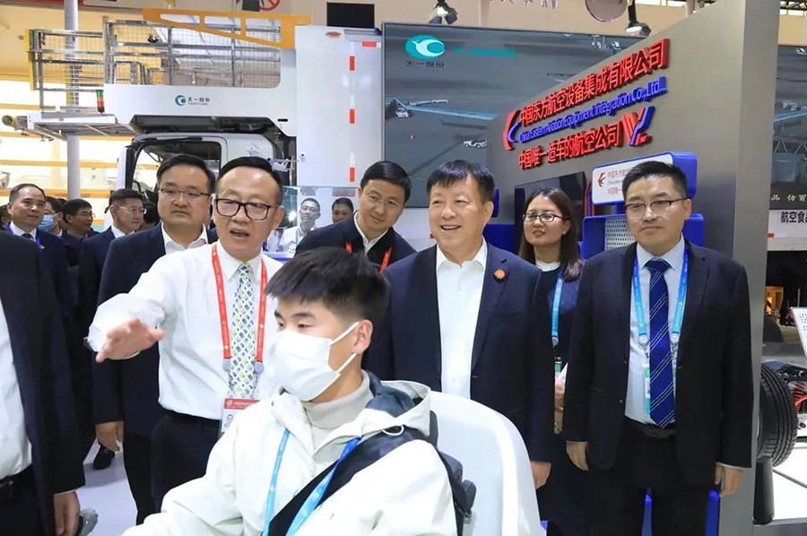 2Fang Wei, Vice Governor of Jiangsu Province, visited the booth of Tianyi Shares for guidance