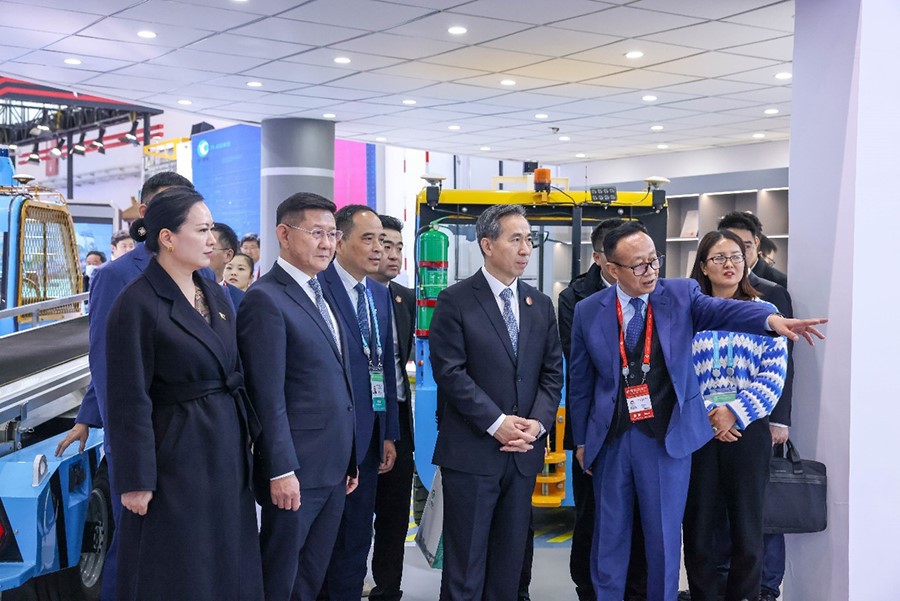 Ren Hongbin, President of China Council for the Promotion of International Trade, visited Tianyi's booth to investigate the collaborative development of the industrial chain