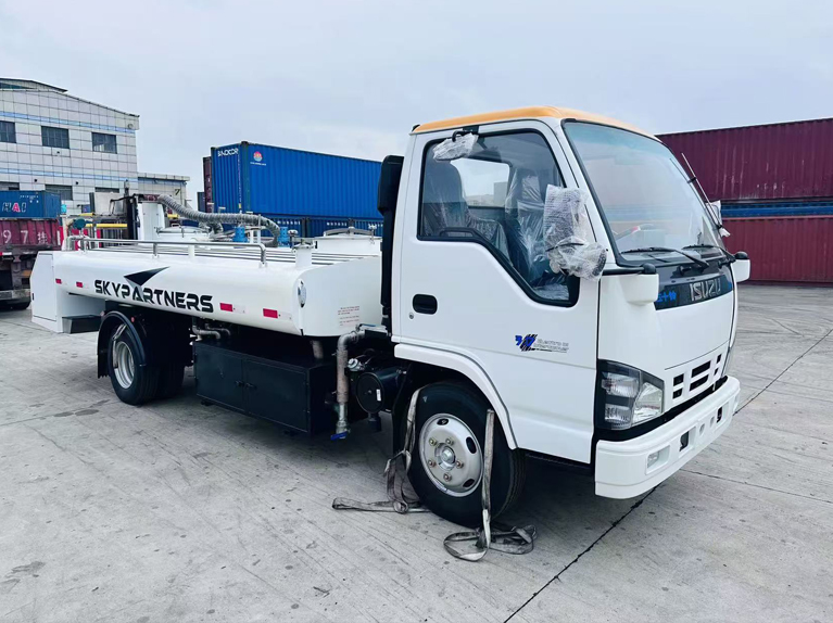 Airport lavatory truck