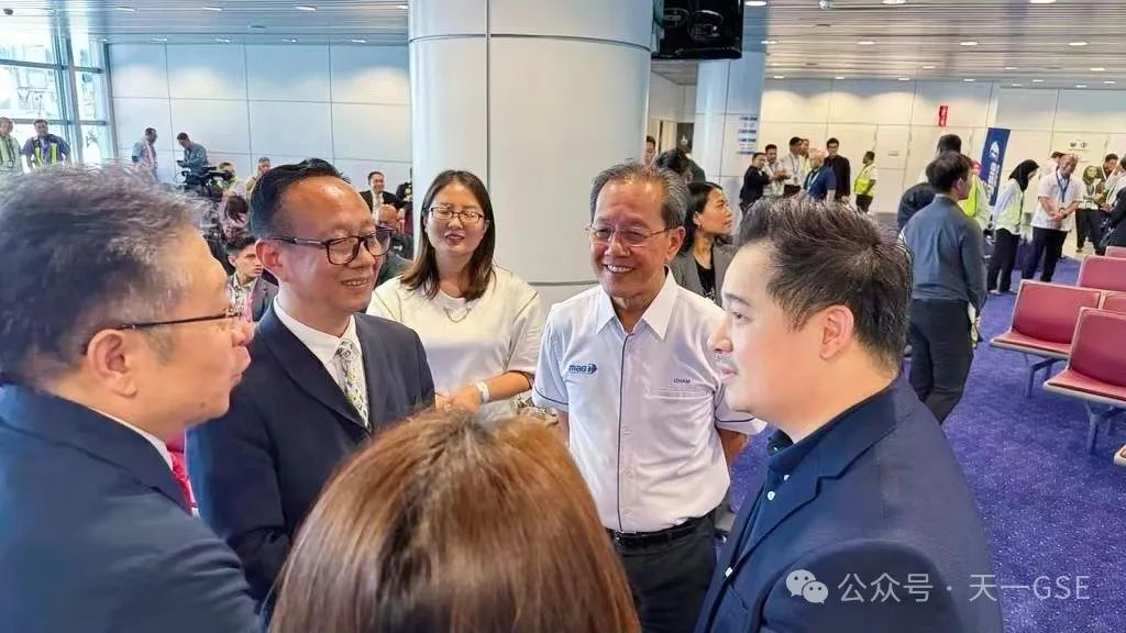 Mr. Izan Ismail, Managing Director of Malaysia Airlines Group, Mr. Sun Shuqiang, Minister Counselor of China in Malaysia, and Mr. Ma Haibing, Chairman of the Board of Directors of the Company, exchanged views at the opening ceremony.