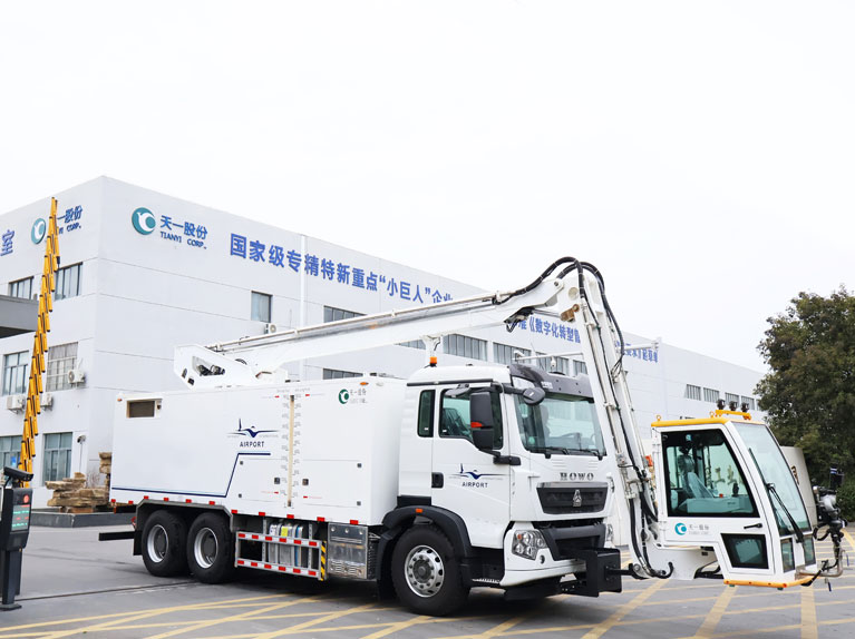 aircraft de-icing vehicle