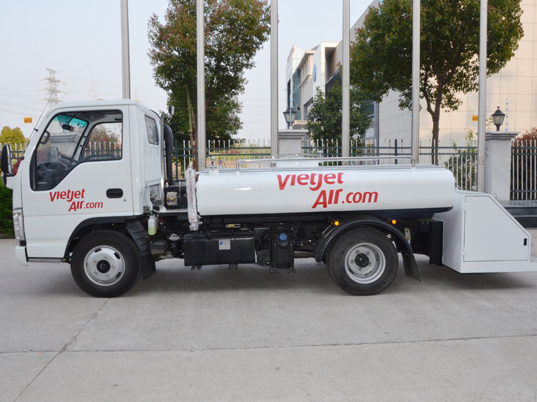 airport potable water truck
