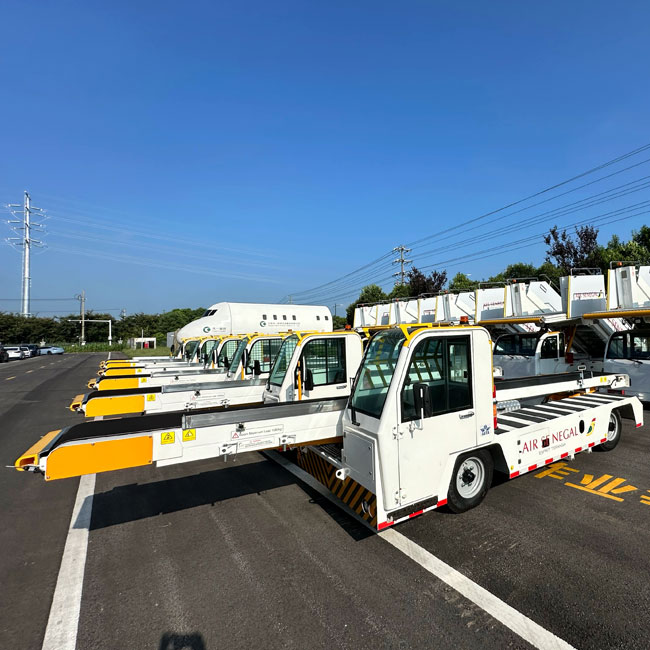 Diesel baggage belt loader