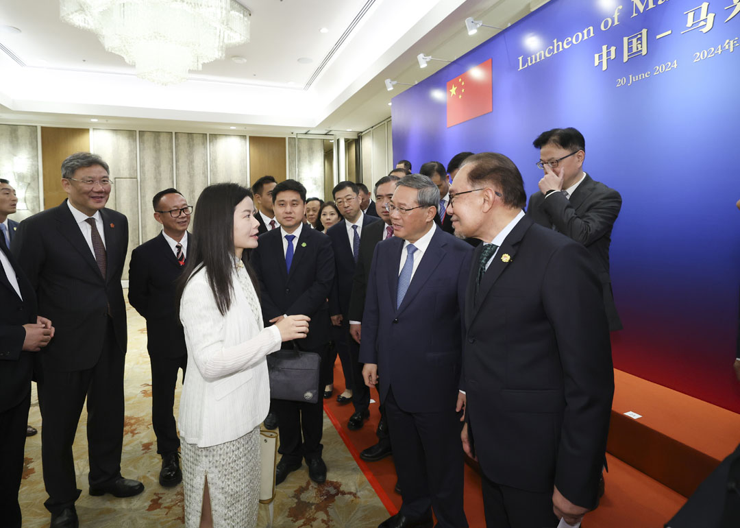  Premier Li Qiang and Malaysian Prime Minister Anwar met with representatives of entrepreneurs investing in Malaysia, and Ma Haibing, Chairman of Jiangsu Tianyi Aviation Industry Co., Ltd. shook hands with Premier Li Qiang and reported the cooperation between Tianyi and Malaysian Airlines, and posed for a photo with Premier Li Qiang.