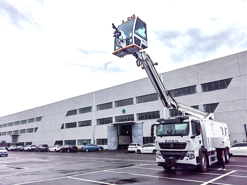 aircraft de-icing vehicle