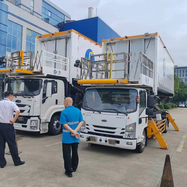 Airline catering truck