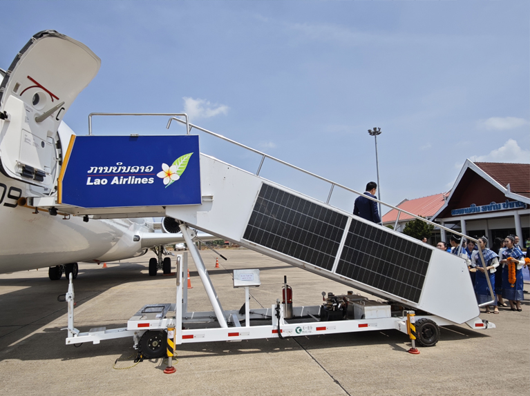 passenger boarding ladder (power assisted)