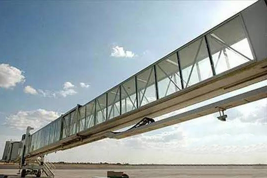 Nástupný most pre cestujúcich