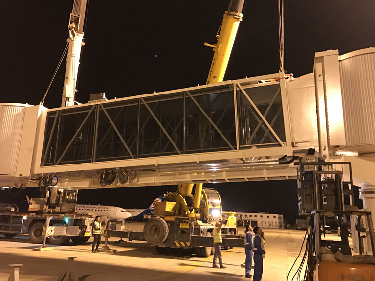 passenger boarding bridge