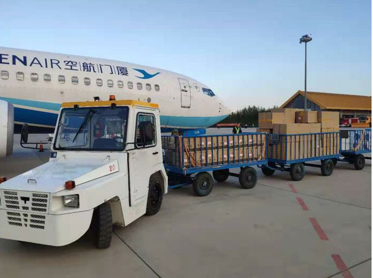 Traction is 25kN internal combustion baggage/cargo tractor