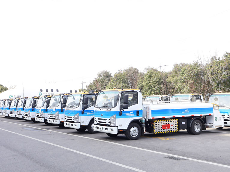 משאית שירות מים לשתייה בשדה התעופה