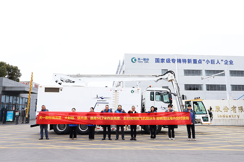aircraft de-icing vehicle