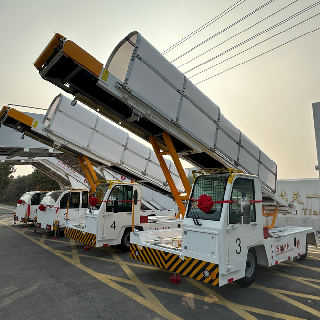 Self-propelled baggage belt loader