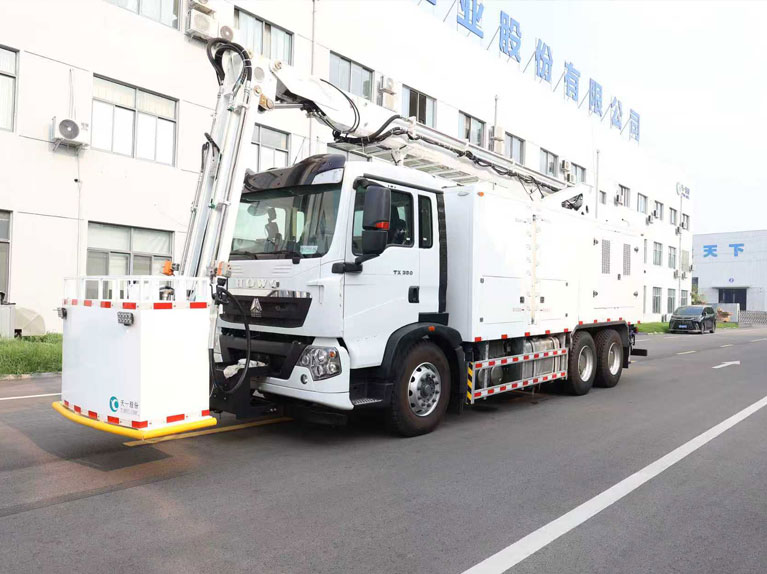 aircraft deicing vehicle