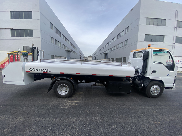 Aircraft water truck with a water tank capacity of 4m&sup3;