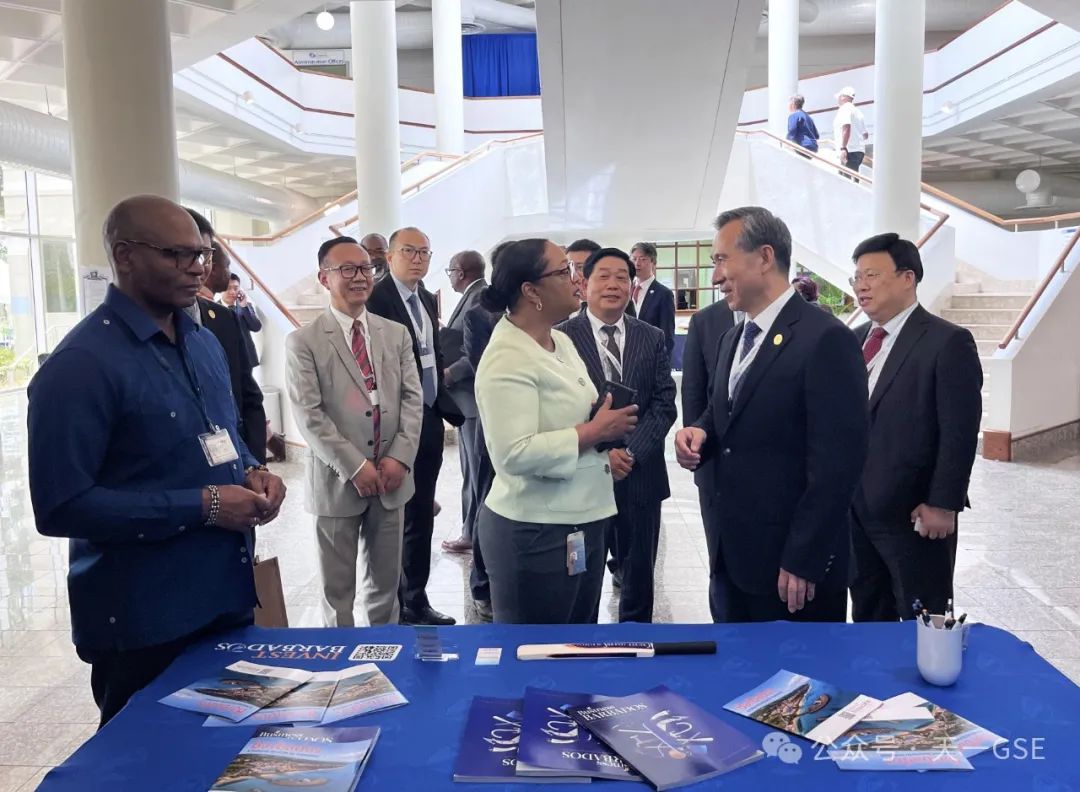 Ren Hongbin, Chairman of CCPIT, led Yu Weigao, chairman of YTO Express Co., LTD., and Ma Haibing, chairman of Jiangsu Tianyi Aviation Industry Co., LTD., to exchange views with heads of Barbados investment departments on the sidelines of the conference