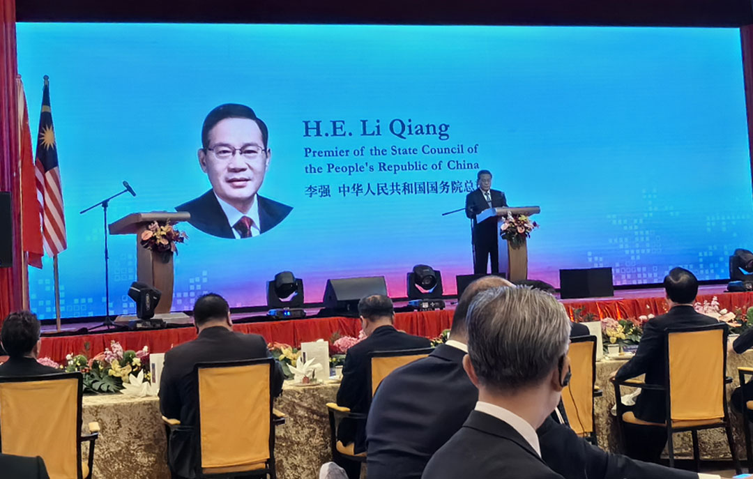 Chinese Premier Li Qiang attended the China-Malaysia Business Luncheon with Malaysian Prime Minister Anwar in Kuala Lumpur and delivered a speech.