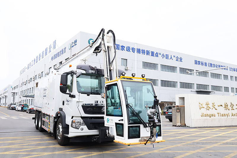 aircraft de-icing vehicle