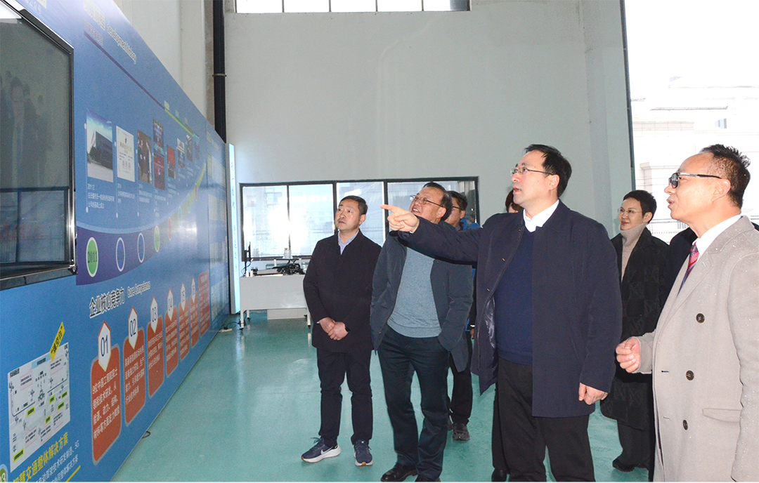 图片2President Wang Shanhua listens to enterprises' R&D on science and innovation