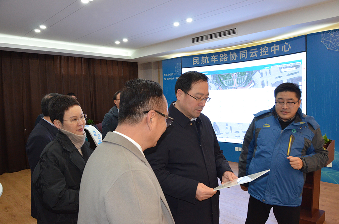 Mr. Wang Shanhua, Chairman of the Board of Directors, watched the demonstration of remote driving control and the intellectual property rights of the company.