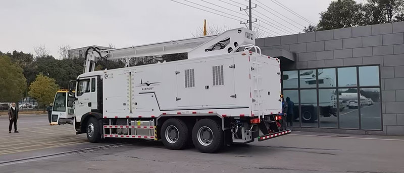 aircraft de-icing vehicle