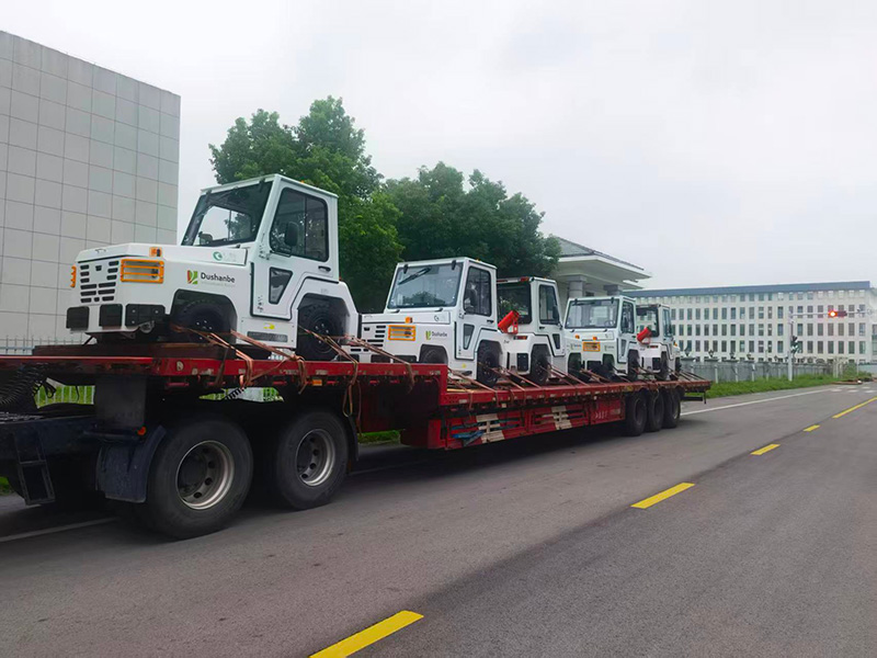 Luggage or cargo tractors