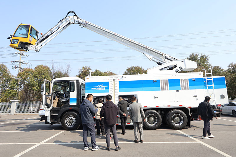 aircraft deicing vehicle