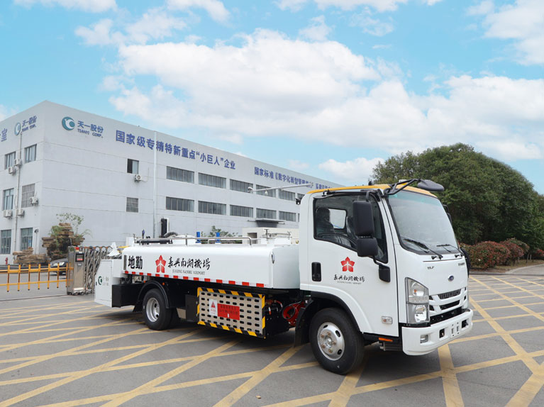 electric airport sewage vehicle