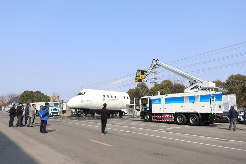 aircraft deicing vehicle