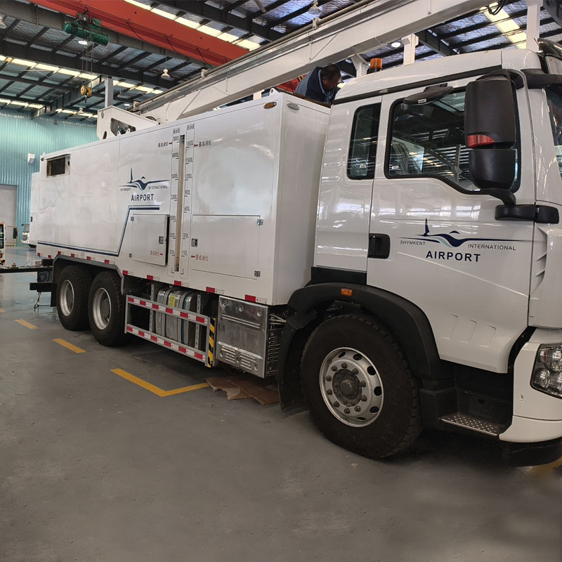 Airport de-icing vehicles