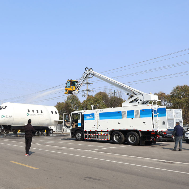 Airport de-icing vehicles
