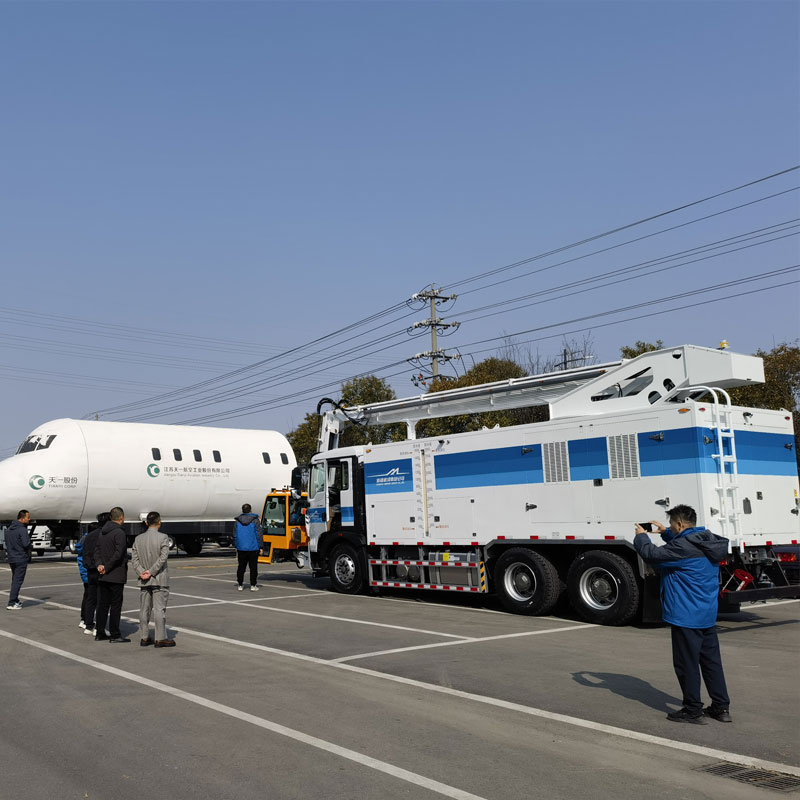 Airport de-icing vehicles
