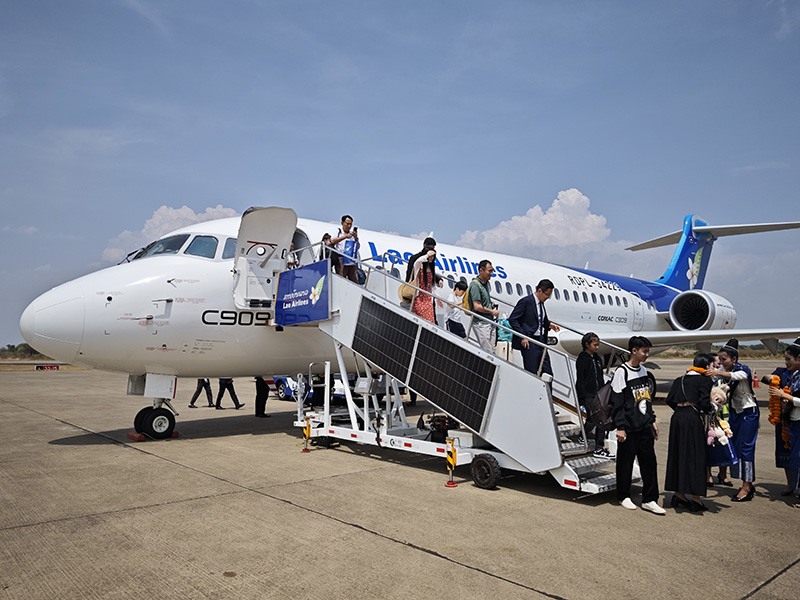 electric-assisted boarding ladder